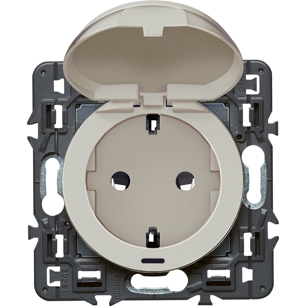 

LEGRAND Schuko 16А 250В АС, PE, винтовые клемы, со шторками Celiane (67161)